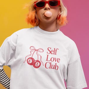 Vintage 90er Jahre Shirt Self Love Club Graphic Tee - Oversized Comfort Farben Shirt für Frauen, Sommer Shirt, 8 Ball Kirschen Vintage Tshirt