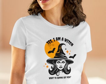 Può includere: Maglietta bianca con un'illustrazione in bianco e nero di una strega con il testo "Sì, sono una strega. Cosa dirai adesso?"