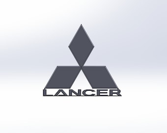 Könnte beinhalten: Graues Mitsubishi-Logo mit einem Design aus drei Diamanten und dem Wort "Lancer" darunter. Das Logo befindet sich vor einem weißen Hintergrund.