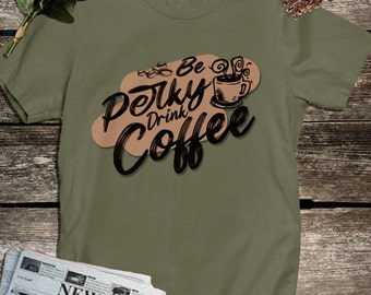 Var perky, drick kaffe, grafisk t-shirt, söt kaffetröja, kaffe-t-shirt för kvinnor, kaffeälskare-tröja, rolig kaffe-tröja, kaffeälskare-present