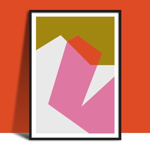 Könnte beinhalten: Abstrakter geometrischer Kunstdruck mit einem Farbschema aus Rosa, Rot, Weiß und Olivgrün. Der Druck ist in einem schwarzen Rahmen gerahmt.