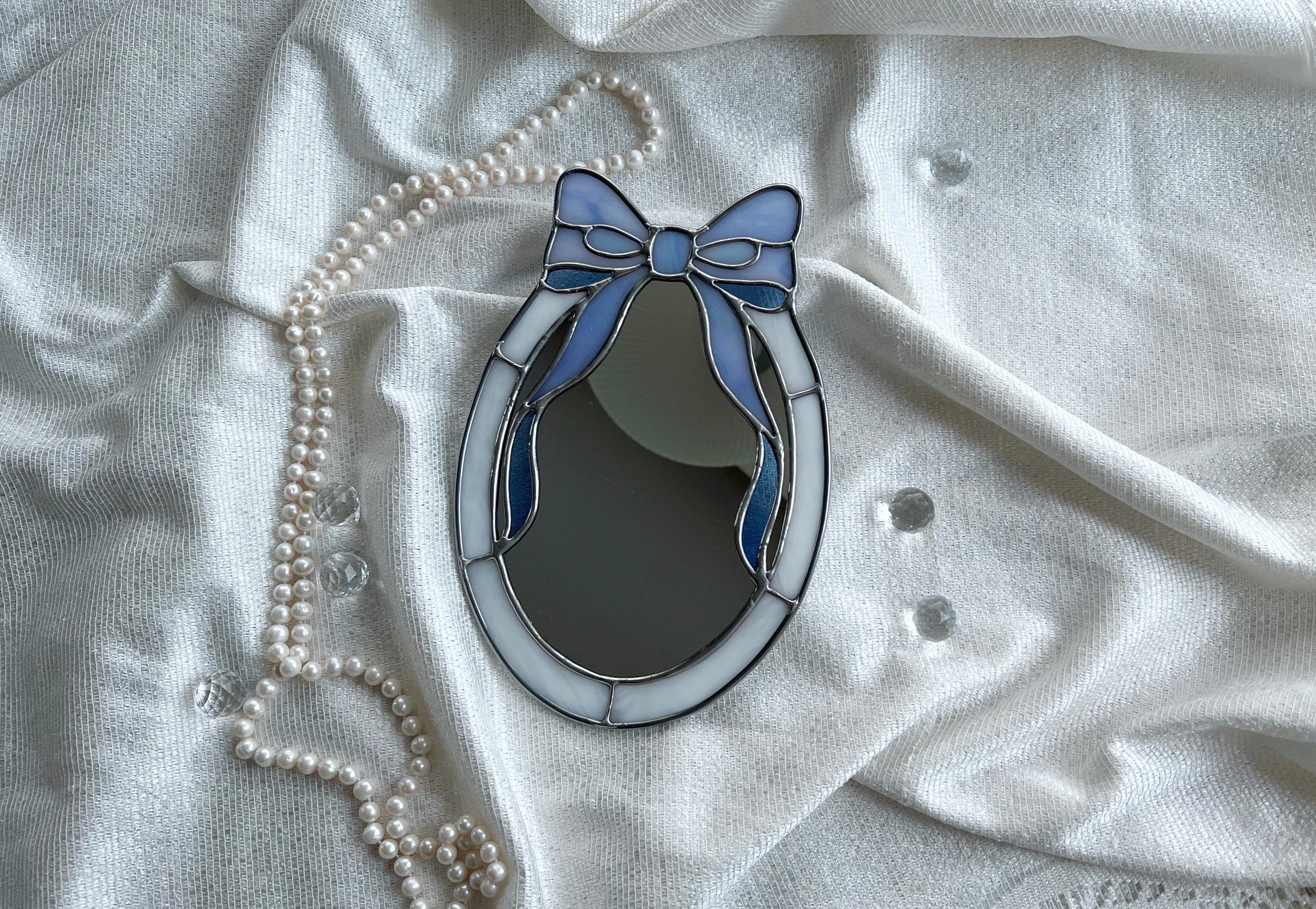 Blauwe en witte glas-in-loodspiegel met strik – ovale retro wandspiegel, Victoriaans decor, handgemaakt cadeau in Tiffany-stijl, vintage muurkunst