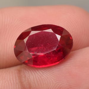 Mozambique Red Ruby Gemstone Certified 5.55 Ct Oval Cut Loose Gemstone For Ring Making