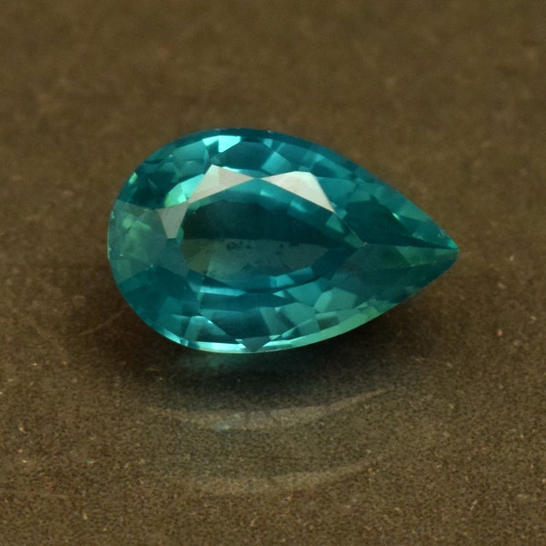 Ceylon Hard Lite Green Sapphire Corundum Certified 4.10 Ct Pear Cut Loose Gemstone For Ring Making