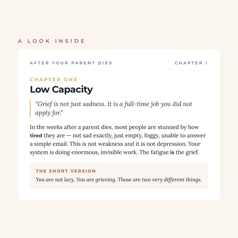 K&ouml;nnte beinhalten: Eine Buchseite mit dem Titel A Look Inside, After Your Parent Dies, Chapter 1, Low Capacity. Der Text lautet: Grief is not just sadness. It is a full-time job you did not apply for. Er thematisiert die Ersch&ouml;pfung nach dem Tod eines Elternteils.