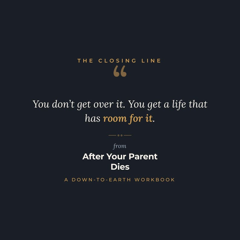 K&ouml;nnte beinhalten: Ein dunkelblauer Grafikdruck mit dem Text THE CLOSING LINE, gefolgt von dem Zitat You don't get over it. You get a life that has room for it. Der Text wird fortgesetzt mit from After Your Parent Dies A DOWN-TO-EARTH WORKBOOK.