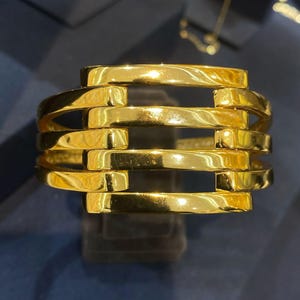 22Kゴールドメッキのカフバングル：ハンドメイドのモダンなバーブレスレット