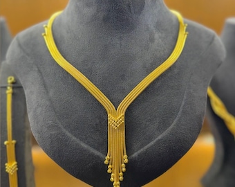 Conjunto de joyas de plata de ley chapadas en oro de 24 quilates: collar, pulsera y pendientes.