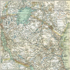 Könnte beinhalten: Eine historische Landkarte aus Papier mit dem Titel Deutsch-Ostafrika, die detaillierte Topografie, regionale Grenzen und deutschen Text zeigt. Die Karte enthält einen großen Ausschnitt des Viktoriasees und einen kleineren von Daressalam in Erdtönen.