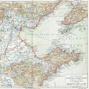Puede incluir: Un mapa topográfico antiguo titulado Die Provinzen Tschi-Li u. Schan-Tung, que presenta una cartografía detallada de la región con sombreado de terreno marrón, cuerpos de agua azules y etiquetas de texto en negro.