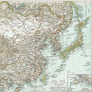 Könnte beinhalten: Eine detaillierte Vintage-Karte von China und Japan mit geografischen Merkmalen. Die Karte verwendet eine gedämpfte Farbpalette mit Braun-, Grün- und Blautönen. Deutscher Text ist vorhanden. Die Karte enthält einen Maßstab und eine kleinere inset Karte.