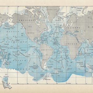 Può includere: Mappa del mondo antica con continenti in grigio e oceani in tonalità di blu. La mappa include etichette in francese, come "Amerique" e "Asie", e indicatori di profondità. Stampata su carta invecchiata.
