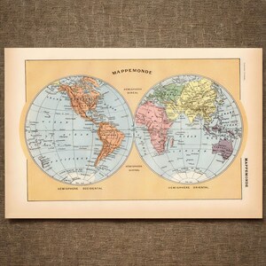 半球ごとに区分されたアンティークの世界地図。1930年代のドイツ製地図