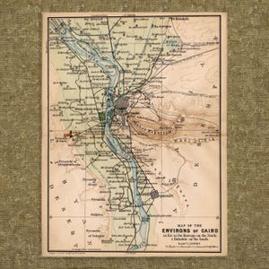 Może przedstawiać: Mapa papierowa w stylu vintage zatytułowana Map of the Environs of Cairo, przedstawiająca rzekę Nil, miasto Kair oraz otaczające je regiony pustynne. Mapa zawiera linie topograficzne, nazwy miejsc oraz podziałkę liniową.