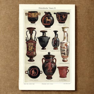 Può includere: Una stampa in stile vintage intitolata Griechische Vasen II che presenta nove illustrazioni di ceramiche greche antiche. La collezione include vari vasi neri e color terracotta, come anfore, lekythoi e coppe, ciascuno etichettato con testo in tedesco.