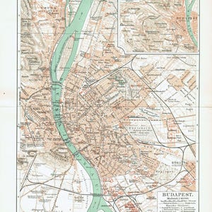 Puede incluir: Un mapa vintage de Budapest, Hungría, que muestra el diseño de la ciudad y sus distritos. El mapa está impreso en blanco y negro con acentos rojos y verdes. El río Danubio se destaca en verde, y los distritos de la ciudad están numerados.