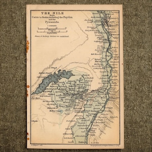 Może przedstawiać: Zabytkowa papierowa mapa zatytułowana The Nile from Cairo to Feshn, including the Fayum and the Pyramids. Mapa przedstawia czarne linie tuszu na beżowym tle, ukazując szczegóły geograficzne, stacje kolejowe oraz skalę w kilometrach.