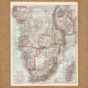Könnte beinhalten: Eine antike gedruckte Landkarte des südlichen Afrikas mit detaillierten geografischen Grenzen, topografischen Linien und deutschem Text. Die Karte enthält eine kleinere Inset-Karte von Madagaskar, farblich markierte Kolonialgebiete und eine Legende.