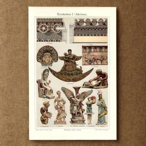 Può includere: Una stampa in stile vintage intitolata Terrakotten I (Altertum) che presenta illustrazioni dettagliate di antichi manufatti in terracotta, inclusi fregi architettonici, figure scolpite e scene mitologiche in toni della terra su sfondo crema.