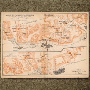 Może przedstawiać: Zabytkowa papierowa mapa zatytułowana Pyramids and Tombs of Sakkara, zawierająca szczegółowe czarne linie i pomarańczowe cieniowanie na kremowym tle. Mapa przedstawia różne stanowiska archeologiczne, ścieżki oraz angielskie opisy tekstowe.