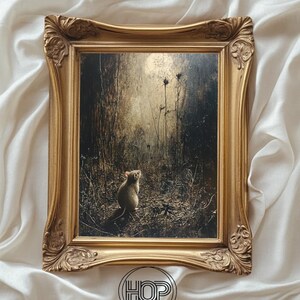 Może przedstawiać: Oprawiony wydruk przedstawiający mysz w leśnej scenerii. Grafika umieszczona jest w ozdobnej, złotej ramie. Wydruk ma ciemną, nastrojową paletę kolorów, skupiającą się na myszy i otaczającym ją lesie.