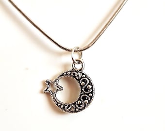 Collier ancien en argent lune et étoile : pendentif creux, chaîne de 45 cm