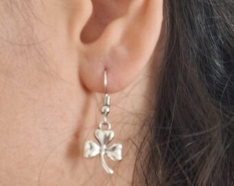 Boucles d'oreilles pendantes trèfle en acier : cadeau de bijoux argentés faits main