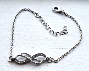 Bracelet infini argenté avec strass : bijoux élégants pour femme