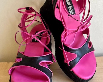 Sandalias de cuña con tiras vintage Y2K Hot Topic negras y rosas, talla 10
