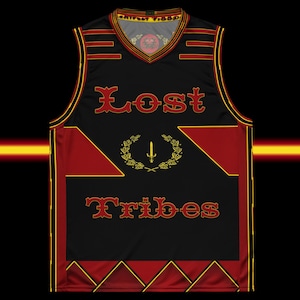 Puede incluir: Camiseta de baloncesto negra con detalles rojos y dorados. La camiseta tiene las palabras "Lost Tribes" en una fuente estilizada y una corona de laurel con un diseño de espada en el centro.