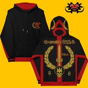 Puede incluir: Sudadera con capucha negra con detalles y forro rojos. Presenta un emblema dorado en la parte delantera y un diseño detallado en la parte trasera, que incluye una espada, una calavera y el texto "SOVEREIGN SOULS" y "F.S.A.". El diseño está sobre un fondo negro con rayas rojas.