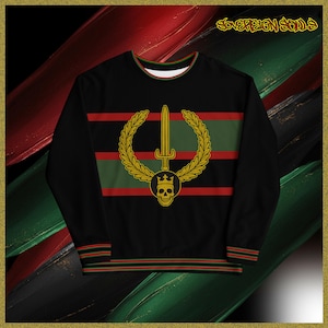 Puede incluir: Sudadera negra con un diseño que presenta una espada, una corona de laurel y una calavera. El diseño incluye rayas rojas y verdes. El texto "Sovereign Souls" está impreso en la parte superior derecha.