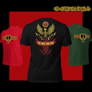 Puede incluir: Tres camisetas en rojo, negro y verde. La camiseta negra presenta un diseño de fénix dorado con el texto "THE ONES WHO RISE". Las camisetas rojas y verdes tienen un emblema dorado con una espada y rayas. La marca "SOVEREIGN SOULS" está en la parte superior.