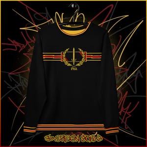 Puede incluir: Sudadera negra con un diseño dorado y rojo. El diseño incluye una espada, una corona de laurel y las letras "FBA". La sudadera tiene rayas doradas y rojas en las mangas y el cuello. Las palabras "SOVEREIGN SOULS" están en la parte inferior.