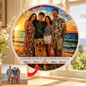 Könnte beinhalten: Ein runder Glas-Suncatcher mit einem Familienbild von vier Personen und einem Hund am Strand bei Sonnenuntergang. Der Text lautet: UNSERE FAMILIE IST UNSER ZUHAUSE, Mama, Papa, Jonas, Alina, Bruno. Das Motiv zeigt einen Golden Retriever am Meer.