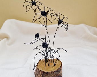 Handgefertigte Drahtblumen auf Holzsockel I.