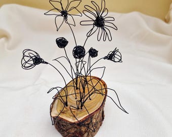 Handgefertigte Drahtblumen auf Holzsockel II.