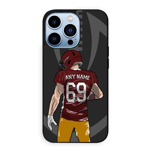 Puede incluir: Una funda de teléfono negra con un jugador de fútbol americano que lleva una camiseta roja y blanca con el número 69 y el texto "ANY NAME".