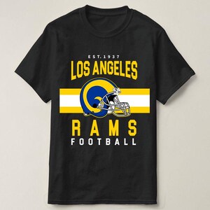 Może przedstawiać: Czarny T-shirt z ż&oacute;łto-niebieskim logo Los Angeles Rams. Na koszulce nadrukowany jest tekst "EST. 1937 LOS ANGELES RAMS FOOTBALL".