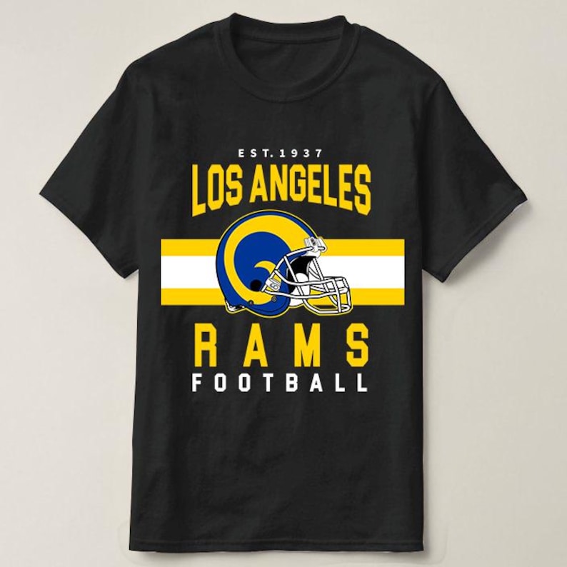 Może przedstawiać: Czarny T-shirt z ż&oacute;łto-niebieskim logo Los Angeles Rams. Na koszulce nadrukowany jest tekst "EST. 1937 LOS ANGELES RAMS FOOTBALL".