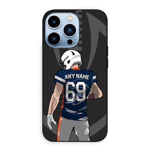 Puede incluir: Una funda negra para iPhone con un jugador de fútbol americano que lleva una camiseta azul y naranja con el número 69 y el texto "ANY NAME".