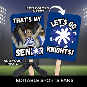 Könnte beinhalten: Bearbeitbare Sportfan-Schilder mit blauem Hintergrund und weißem Text. Ein Schild sagt "That's My Senior Knights!" mit einem Platzhalter für ein Foto. Das andere Schild sagt "Let's Go Knights!" mit einer blauen und weißen Pompon-Grafik.