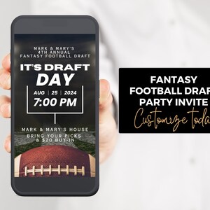 以下が含まれることがあります： 携帯電話の画面に、ファンタジーフットボールドラフトパーティーの招待状が表示されています。招待状は黒地に白文字で、フットボールのグラフィックが描かれています。テキストには「It's Draft Day」とイベントの日時が書かれています。また、イベントの場所と参加費も記載されています。招待状はカスタマイズ可能です。
