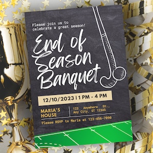 Może przedstawiać: Zaproszenie na bankiet z okazji zakończenia sezonu, z ilustracją kija hokejowego na ciemnym tle. Zaproszenie zawiera szczegóły wydarzenia i informacje RSVP. Złote trofeum i konfetti w kształcie gwiazd dodają uroczystego charakteru.