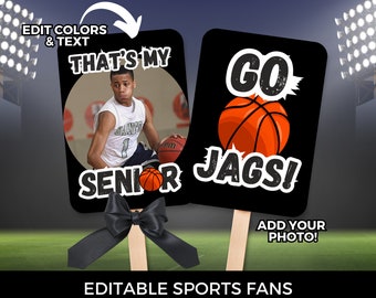 Könnte beinhalten: Zwei schwarz-weiße Schilder mit Basketball-Motiv. Ein Schild sagt "That's My Senior" mit einem Basketball und einem Foto eines Basketballspielers. Das andere Schild sagt "Go Jags!" mit einem Basketball. Beide Schilder haben einen Stock, der an der Rückseite befestigt ist.