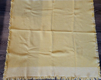 Nappe vintage en tricot épais jaune et blanc tissage montagne, bordure à franges