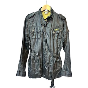 Chaqueta Vintage / Barbour International Duralinen / Fabricada en 100% lino, revestida de poliuretano / Color negro / Cierre con cremallera y broches