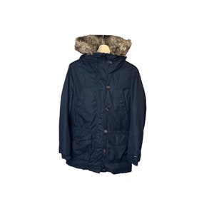 Op de afbeelding: Een donkerblauwe winterparka met capuchon en een nep bontkraag. De jas heeft een knoopsluiting en meerdere zakken.