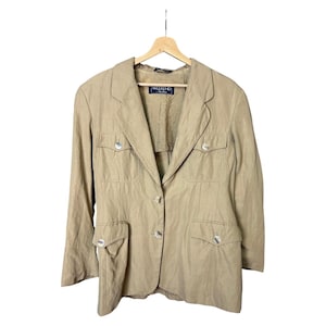 Vintage Weekend de Max Mara / Blazer / Hecho en Italia / Falta la etiqueta de la tela, parece una mezcla de lino y seda / Color beige / Cierre con botones