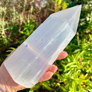Stor Selenitkristall Obelisk Punkt Torn Fristående Ädelstenskristaller Satin Spar Energi Rengörande Heminredning